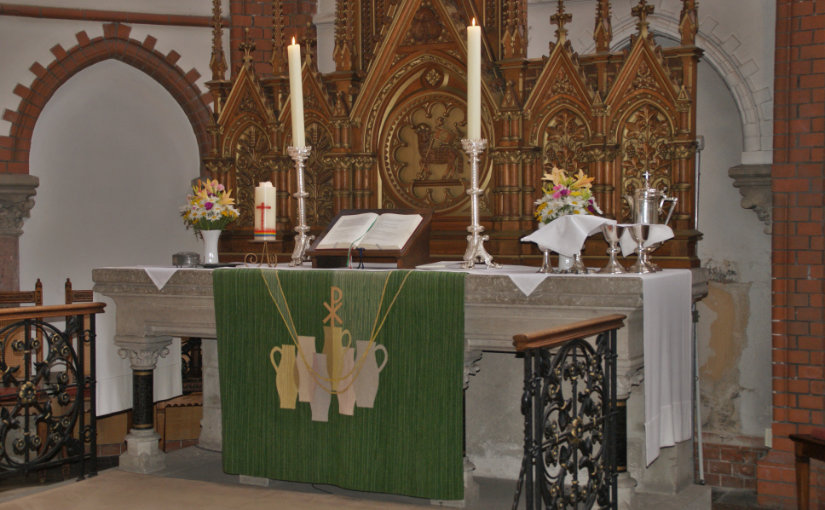 Altar der Michaeliskirche mit grünem Parament